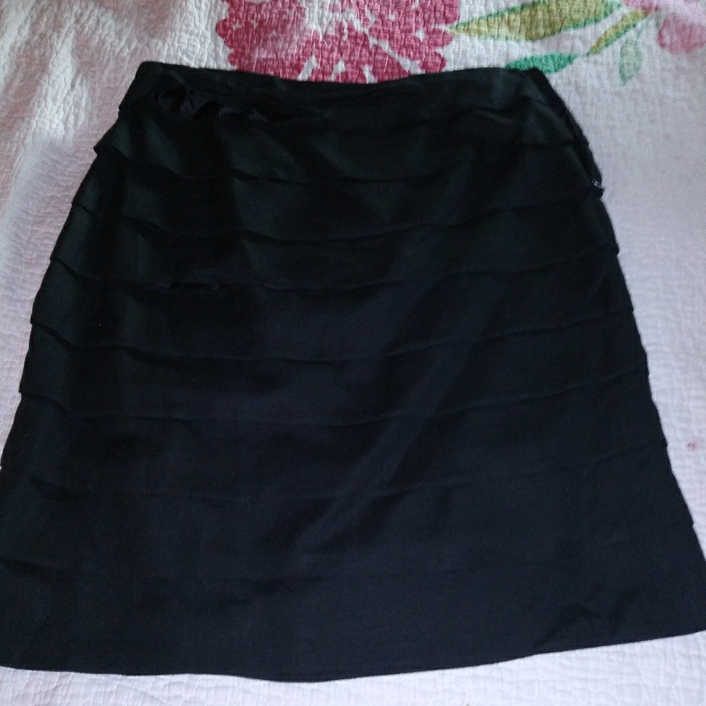 Larry Levine size 10 black pleated ruffle skirt
